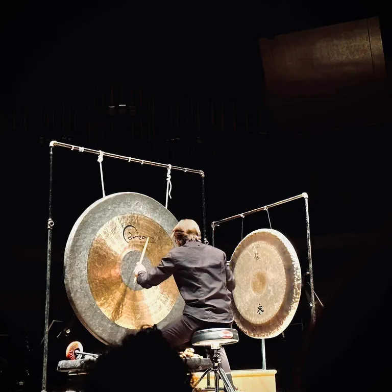 Jacob Kryger performing Vincent Ho's Sandman's Castle for solo tam tam at an ESO New Music concert in 2024